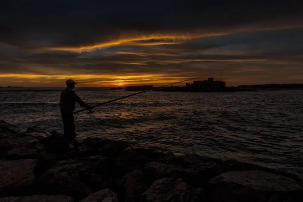 Pescador Captura Pescado Atardecer — Foto de Stock