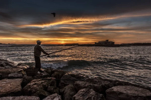 Pescador Captura Pescado Atardecer — Foto de Stock