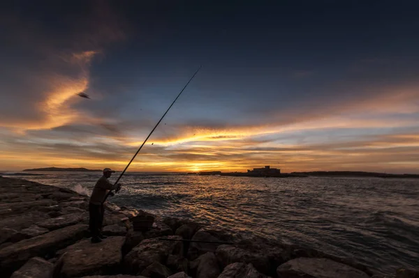 Pescador Captura Pescado Atardecer — Foto de Stock