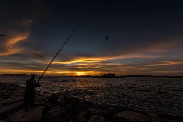 Pescador Captura Pescado Atardecer — Foto de Stock