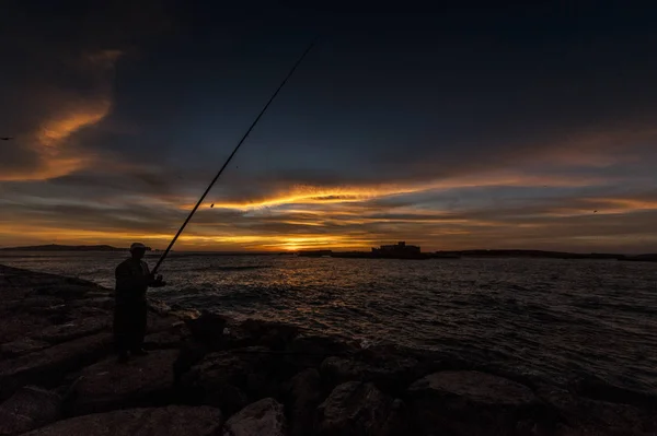 Pescador Captura Pescado Atardecer — Foto de Stock