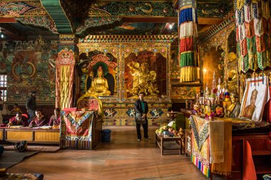 Keşişler içinde Boudhanath Stupa, Katmandu, Nepal, bir dua dua