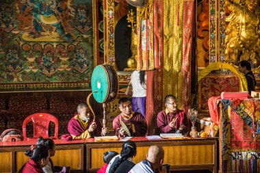 Rahipler bir manastır içinde ilahi. Boudhanath stupa, Pashupatinath, Katmandu, Nepa