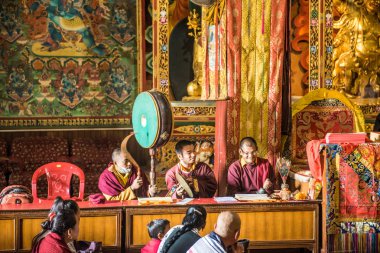 Rahipler bir manastır içinde ilahi. Boudhanath stupa, Pashupatinath, Katmandu, Nepa