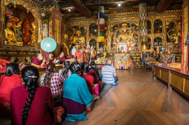 Rahipler bir manastır içinde ilahi. Boudhanath stupa, Pashupatinath, Katmandu, Nepa