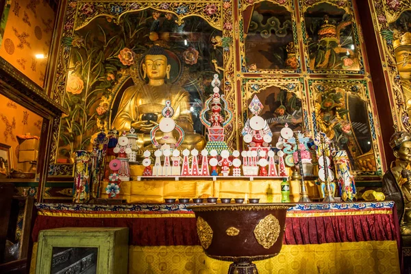 在尼泊尔加德满都布达纳特佛塔附近的佛教寺庙内 — 图库照片