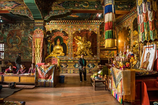 Keşişler içinde Boudhanath Stupa, Katmandu, Nepal, bir dua dua