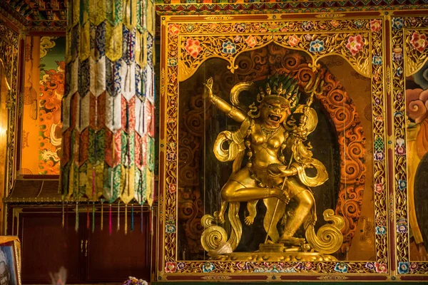 在尼泊尔加德满都布达纳特佛塔附近的佛教寺庙内 — 图库照片