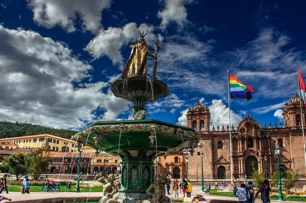 Fonte Pachacutec Inca Com Catedral Segundo Plano Plaza Armas Cusco — Fotografia de Stock
