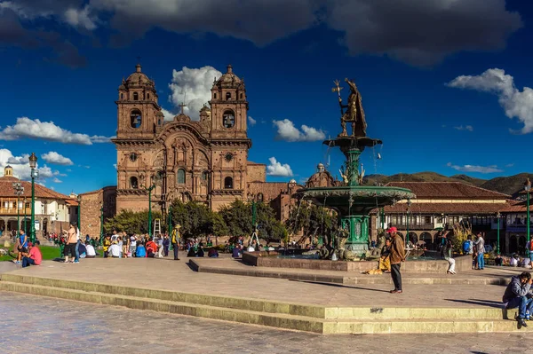 Fontana Dell Inca Pachacutec Con Cattedrale Sullo Sfondo Sulla Plaza — Foto Stock