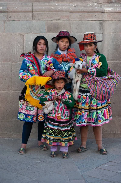 Перуанская Семья Традиционном Платье Ламой Позирует Фотографий Куско Перу Стоковое Фото