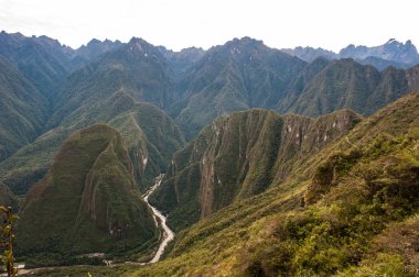 Putucusi ve Urubamba Machu Picchu dağdan görüldüğü gibi nehir