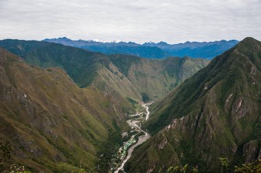 Putucusi ve Urubamba Machu Picchu dağdan görüldüğü gibi nehir