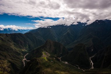 Putucusi ve Urubamba Machu Picchu dağdan görüldüğü gibi nehir