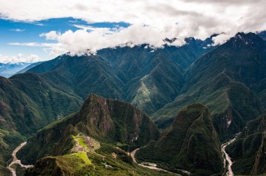 Putucusi ve Urubamba Machu Picchu dağdan görüldüğü gibi nehir