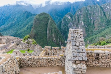 Machu Picchu Kutsal Vadi yukarıda bir dağ sırtı üzerine terk edilmiş Kalesi, bina.