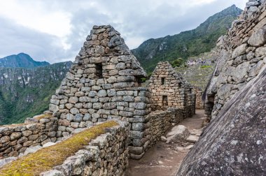 Machu Picchu Kutsal Vadi yukarıda bir dağ sırtı üzerine terk edilmiş Kalesi, bina.