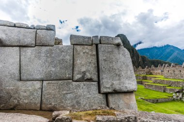 Machu Picchu Kutsal Vadi yukarıda bir dağ sırtı üzerine terk edilmiş Kalesi, bina.