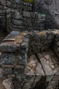 Machu Picchu Kutsal Vadi yukarıda bir dağ sırtı üzerine terk edilmiş Kalesi, bina.
