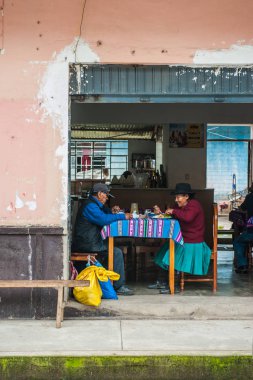 Üst düzey yemek yemek bir kaç yerel bir restoranda Santa Maria, Peru.