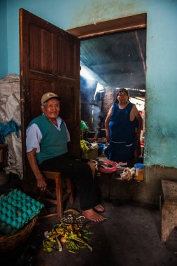 Perulu evlilik evinde içinde küçük kasaba Santa Maria Machu Picchu, Peru uzak olmayan bir resim için poz veriyor.