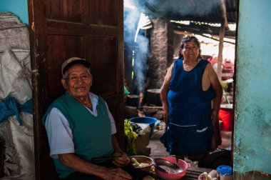 Perulu evlilik evinde içinde küçük kasaba Santa Maria Machu Picchu, Peru uzak olmayan bir resim için poz veriyor.