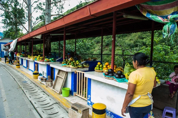 Meyve ve sebze piyasasında sokak içinde Santa Maria, Peru