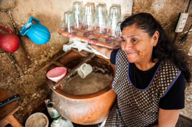 Chicheria 'da kadınlar Chicheria' yı hazırlıyorlar. Kullanılmayan bir odada yerli halk ferahlatıcı Chicha- İnka birası özel bir mısır türü olan Chicha de Jora 'dan yapılır. İçinde az miktarda alkol var, 1.