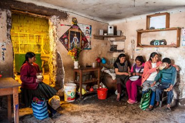 Chicheria, evdeki kullanılmayan bir odadır. Yerli halk ferahlatıcı Chicha- İnka birası özel bir mısır türü olan Chicha de Jora 'dan yapılır. İçinde az miktarda alkol var,% 1-5. Bu işe nasıl girilir?