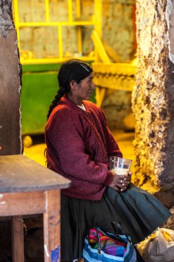 Kadın chicha içiyor. Chicha- İnka birası özel bir mısır türünden yapılır, adı Chicha de Jora. İçinde az miktarda alkol var,% 1-5..