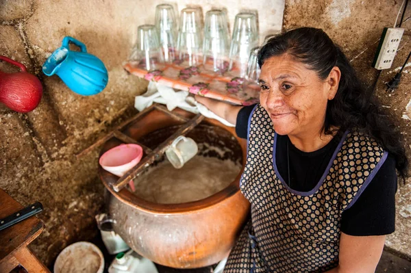 Chicheria 'da kadınlar Chicheria' yı hazırlıyorlar. Kullanılmayan bir odada yerli halk ferahlatıcı Chicha- İnka birası özel bir mısır türü olan Chicha de Jora 'dan yapılır. İçinde az miktarda alkol var, 1.