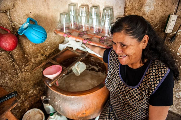Chicheria 'da kadınlar Chicheria' yı hazırlıyorlar. Kullanılmayan bir odada yerli halk ferahlatıcı Chicha- İnka birası özel bir mısır türü olan Chicha de Jora 'dan yapılır. İçinde az miktarda alkol var, 1.