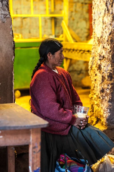 Kadın chicha içiyor. Chicha- İnka birası özel bir mısır türünden yapılır, adı Chicha de Jora. İçinde az miktarda alkol var,% 1-5..