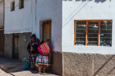 İnkalar 'ın kutsal vadisindeki Pisac şehrinde bir kadın..