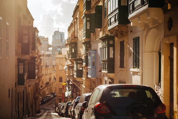 Valletta tarihi kısmında renkli balkonlu dar sokak