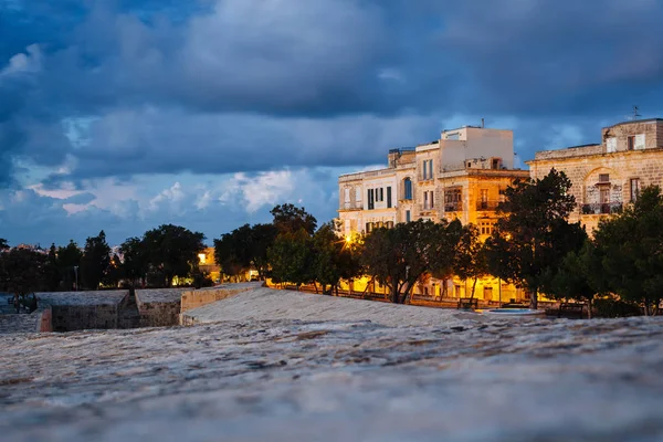 Valletta, Malta: şehir duvarlarından günbatımında görüntüleyin.
