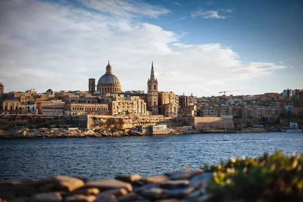 Valletta, Malta: Skyline vom Marsans Harbour bei Sonnenuntergang — Stockfoto