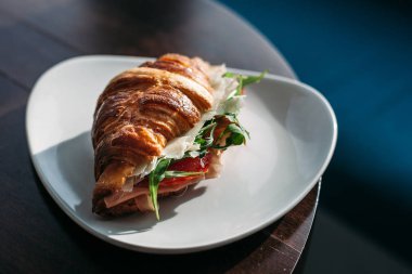 kruvasan jambon ve peynir bir plaka üzerinde