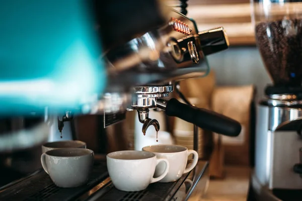 Espresso akımları aşağı kahve makinesinde iki fincan kahve için