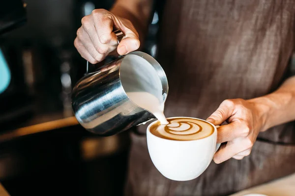 Barista dökme latte köpük kahve, espresso ve mükemmel latte sanat oluşturma