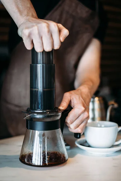 Bira alternatif kahve yapma barista yakın çekim