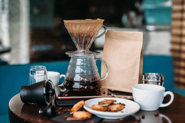 Bisküvi ile bira filtre kahve seti