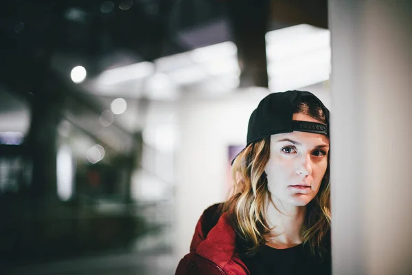 Kırmızı ceketli dalgın yüz Sanat Galerisi'nde duvarın yanında poz ile şık kap ayakta giyen trendy sevimli kız