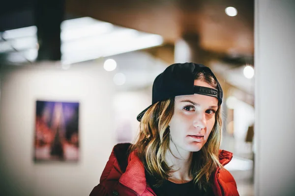 Trendy şirin kız resimleri, Sanat Galerisi ile duvarın yanında gülümseyen şık şapkası kırmızı ceketli