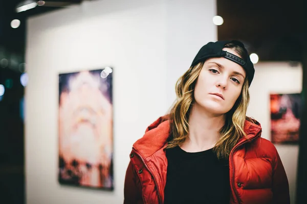 Kibirli yüz resimleri, Sanat Galerisi ile duvarın yanında poz ile ayakta şık şapkası kırmızı ceketli trendy sevimli kız