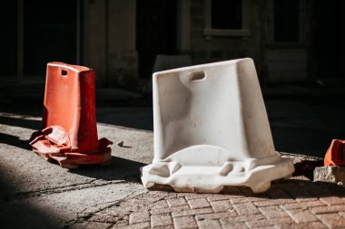 Kırmızı ve beyaz mobil plastik su engelleri geçici sınırı için hiçbir erişim iş bölgesi dolu..