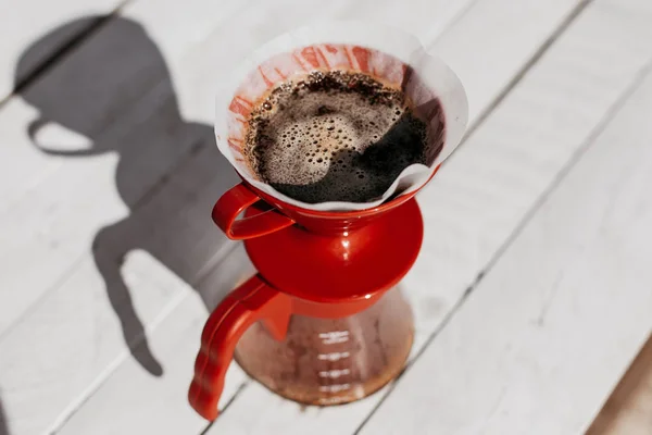 Taze sabah kahve damlatıcı çiçeklenme