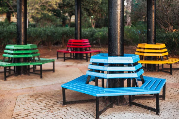 Park banklar sütun bulunan renkli