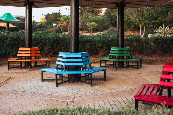 Park banklar sütun bulunan renkli