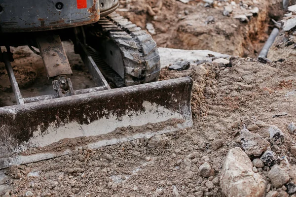 Toprak inşaat sitesinde çalışan buldozer, yakın çekim